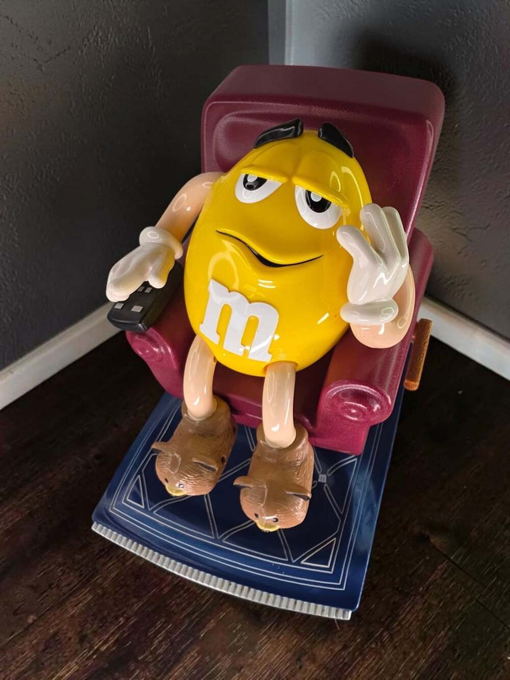 Vintage 1999 M&M Yellow Peanut Recliner Chair Candy Dispenser